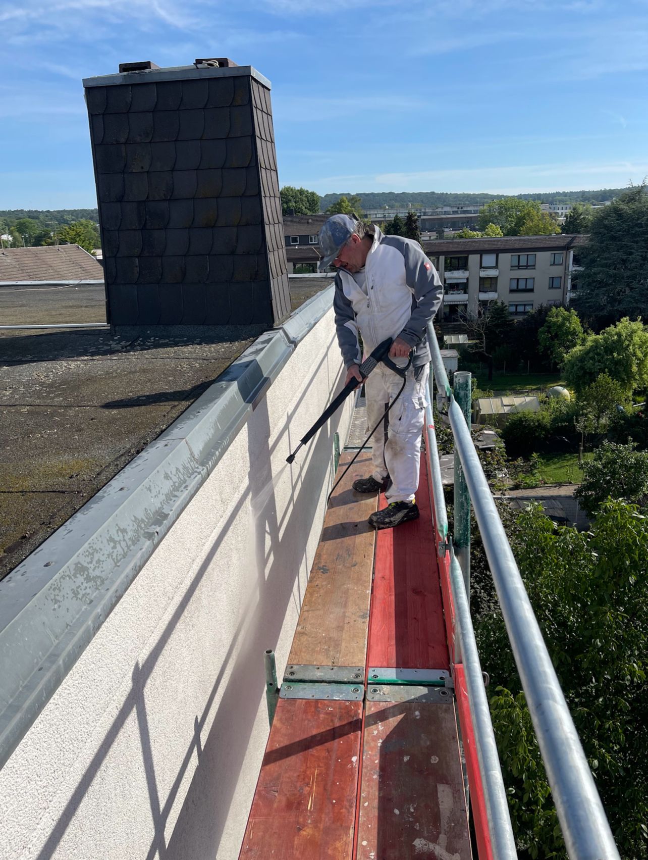 Fassadenreinigung an einem Wohngebäude